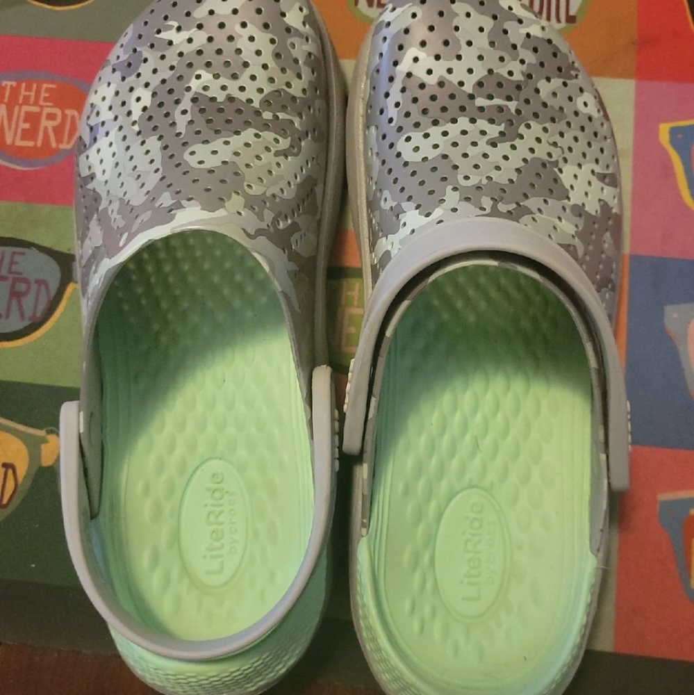 W8 crocs